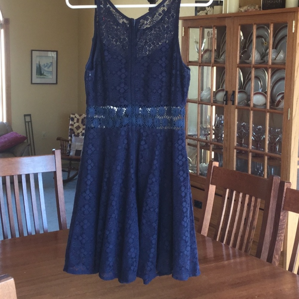 Akita Chicago Dress - Picture 2 of 3